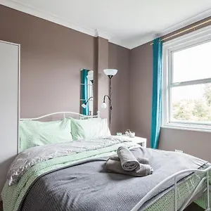 Shirley House 1, Guest House, Self Catering, Self Check In With Smart Locks, Use Of Fully Equipped Kitchen, Walking Distance To Central, Excellent Transport Links, Ideal For Longer Southampton